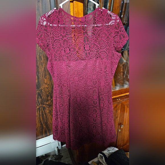 Express size large lace flowing dress. - Picture 3 of 3